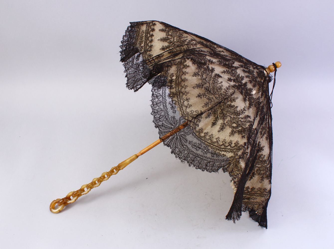 A FINE 19TH CENTURY LADIES PARASOL, with chain-link horn handle - possibly rhino, 60cm long.
