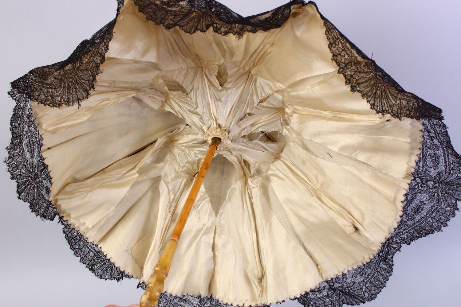 A FINE 19TH CENTURY LADIES PARASOL, with chain-link horn handle - possibly rhino, 60cm long. - Image 5 of 7