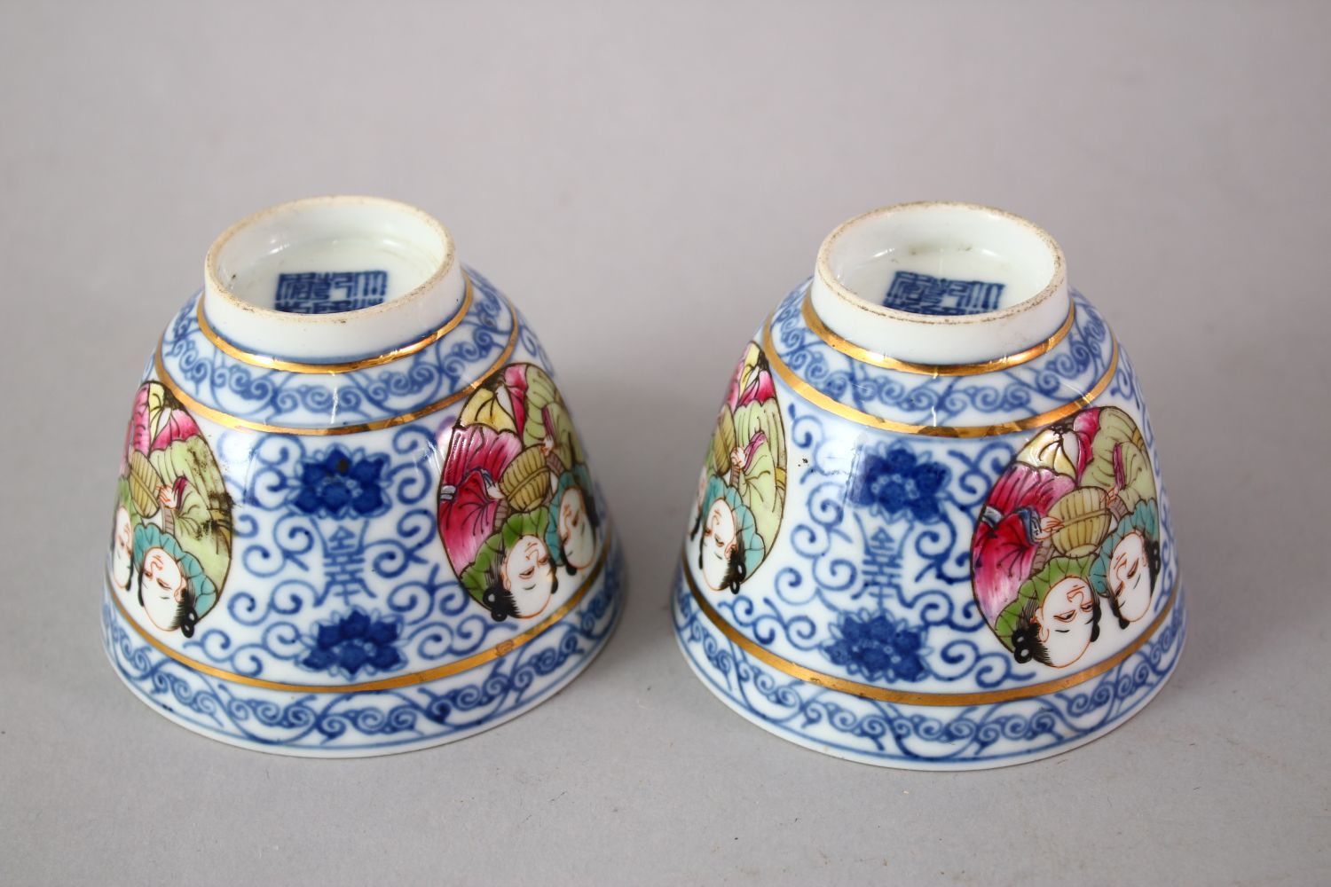 A GOOD PAIR OF CHINESE QIANLONG STYLE BLUE & WHITE AND FAMILLE ROSE PORCELAIN CUPS, the cups - Image 5 of 7