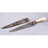 AN EARLY 20TH CENTURY INDIAN IVORY HILTED DAGGER, with silver inlaid Damascus fish hook blade in a