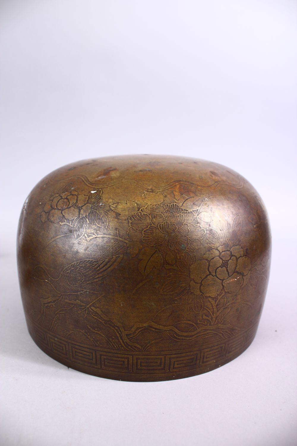 A 19TH CENTURY CHINESE OR TIBETAN BRASS ENGRAVED BELL WITH BEATER, the body engraved with birds - Image 2 of 2