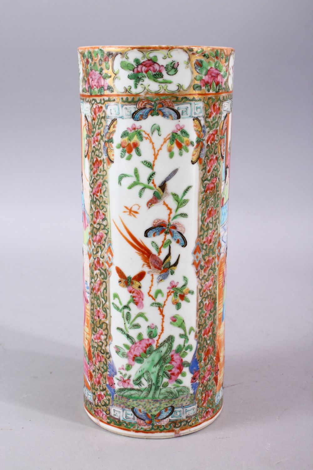 A 19TH / 20TH CENTURY CHINESE FAMILLE ROSE PORCELAIN SLEEVE VASE, decorated in typical canton - Image 4 of 5