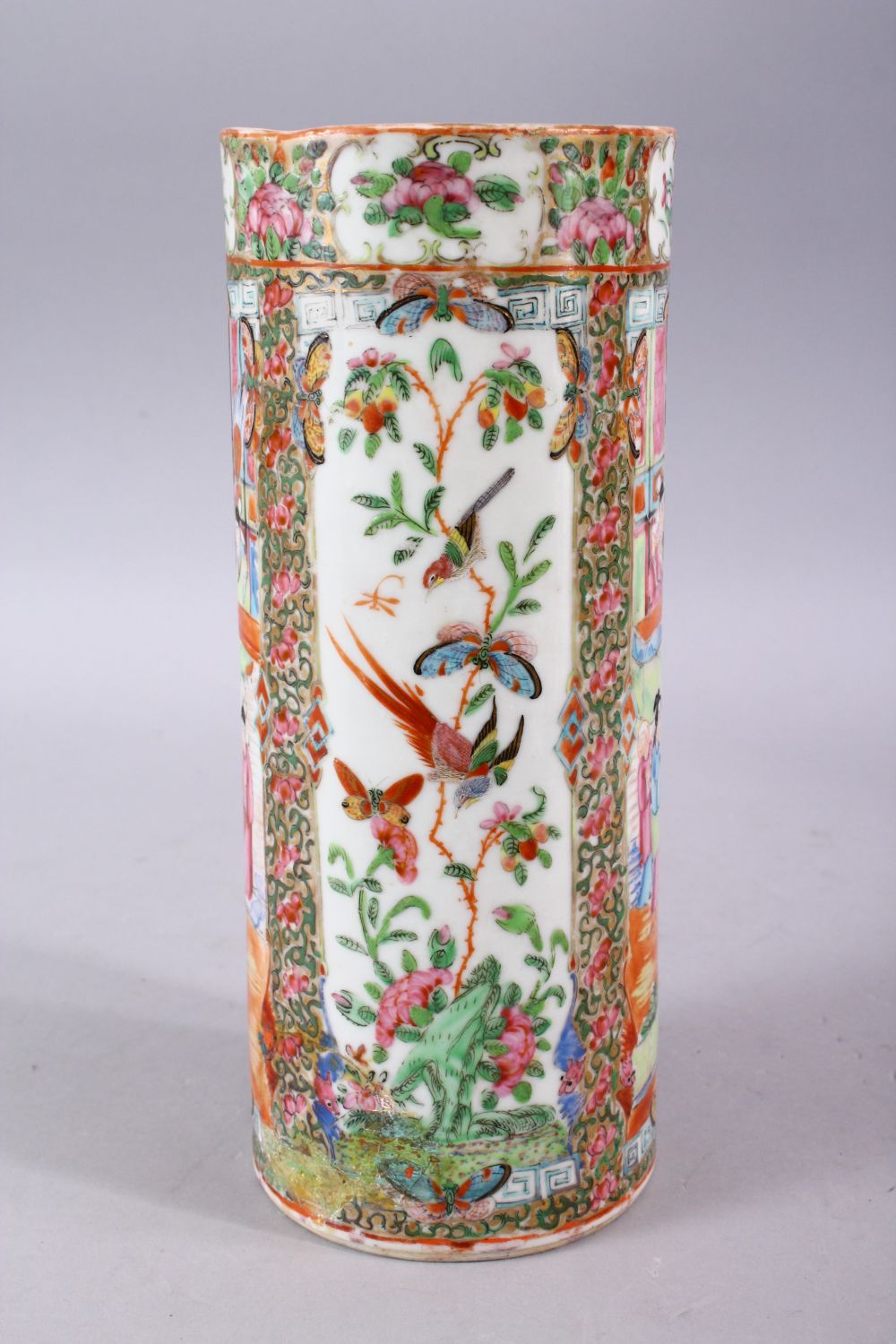 A 19TH / 20TH CENTURY CHINESE FAMILLE ROSE PORCELAIN SLEEVE VASE, decorated in typical canton - Image 2 of 5