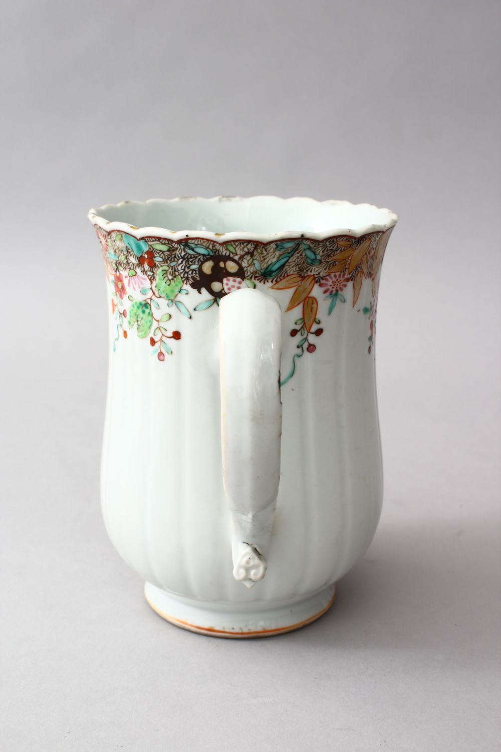 A GOOD 18TH CENTURY CHINESE QIANLONG FAMILLE ROSE PORCELAIN TANKARD, the body of the moulded tankard - Image 4 of 5