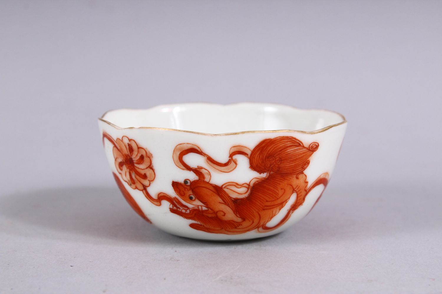 A 19TH / 20TH CENTURY CHINESE IRON RED PORCELAIN WINE CUP, decorated with lion dogs playing, the - Image 4 of 7