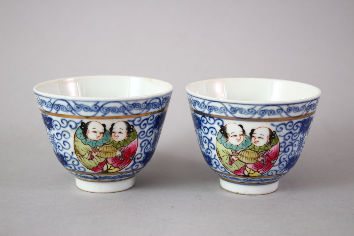 A GOOD PAIR OF CHINESE QIANLONG STYLE BLUE & WHITE AND FAMILLE ROSE PORCELAIN CUPS, the cups - Image 3 of 7