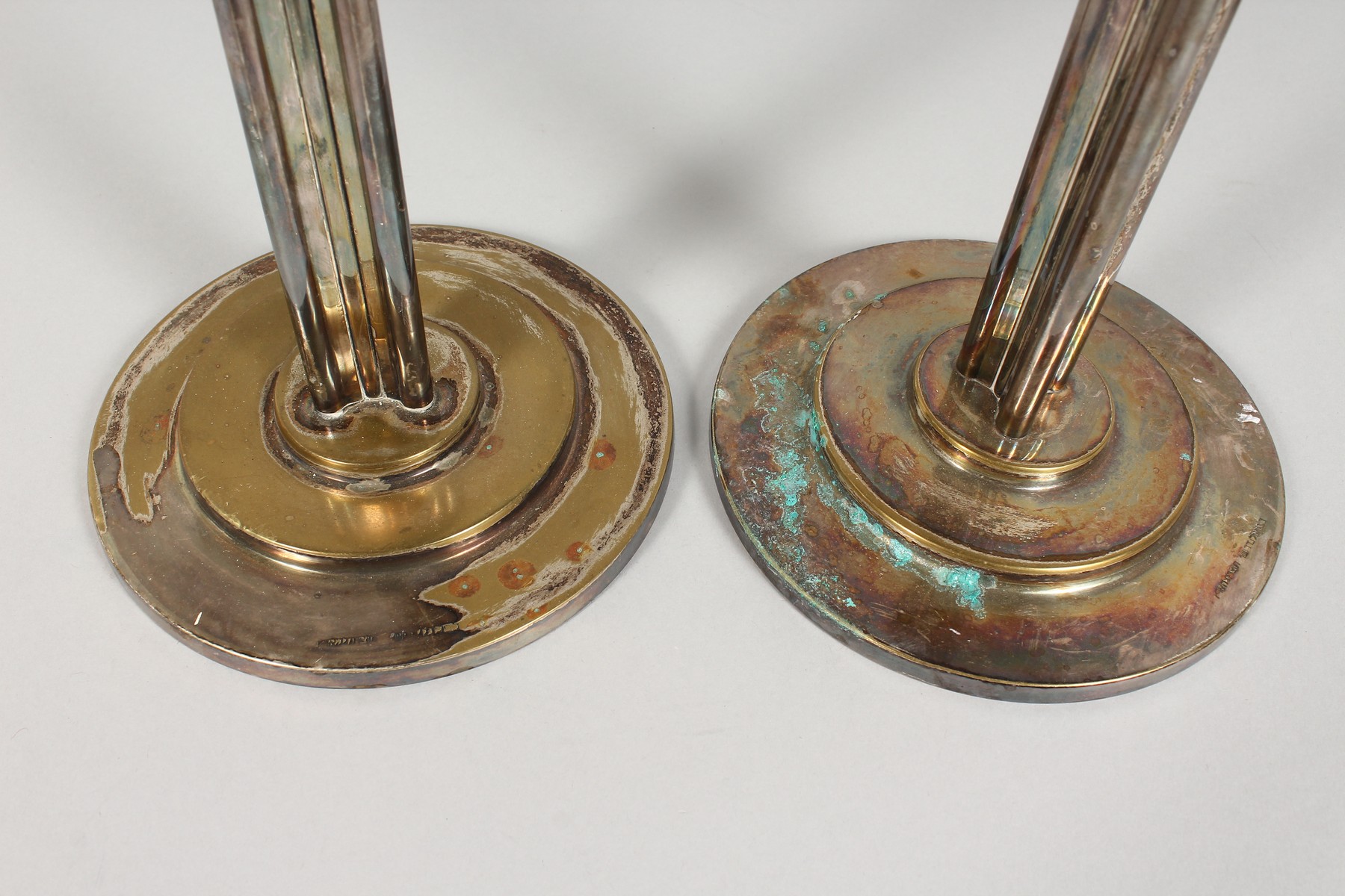 A PAIR OF ART DECO STYLE COLUMN SHAPE CANDLESTICKS on circular bases. 14.5ins high. - Image 4 of 6