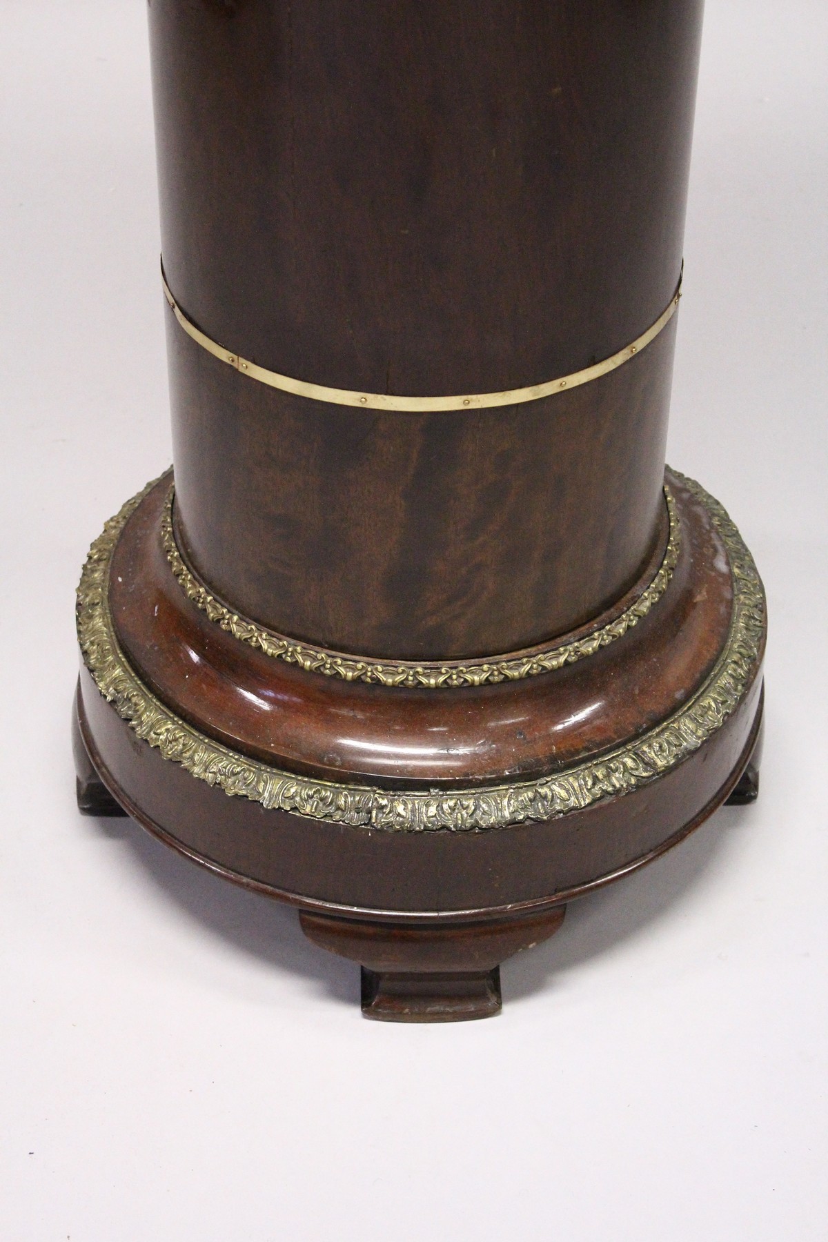 A MAHOGANY AND ORMOLU MOUNTED CIRCULAR COLUMN, EARLY/MID 20TH CENTURY, with a rotating top - Image 2 of 5