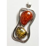 A SILVER PENDANT SET WITH TWO PIECES OF SIMULATION AMBER.