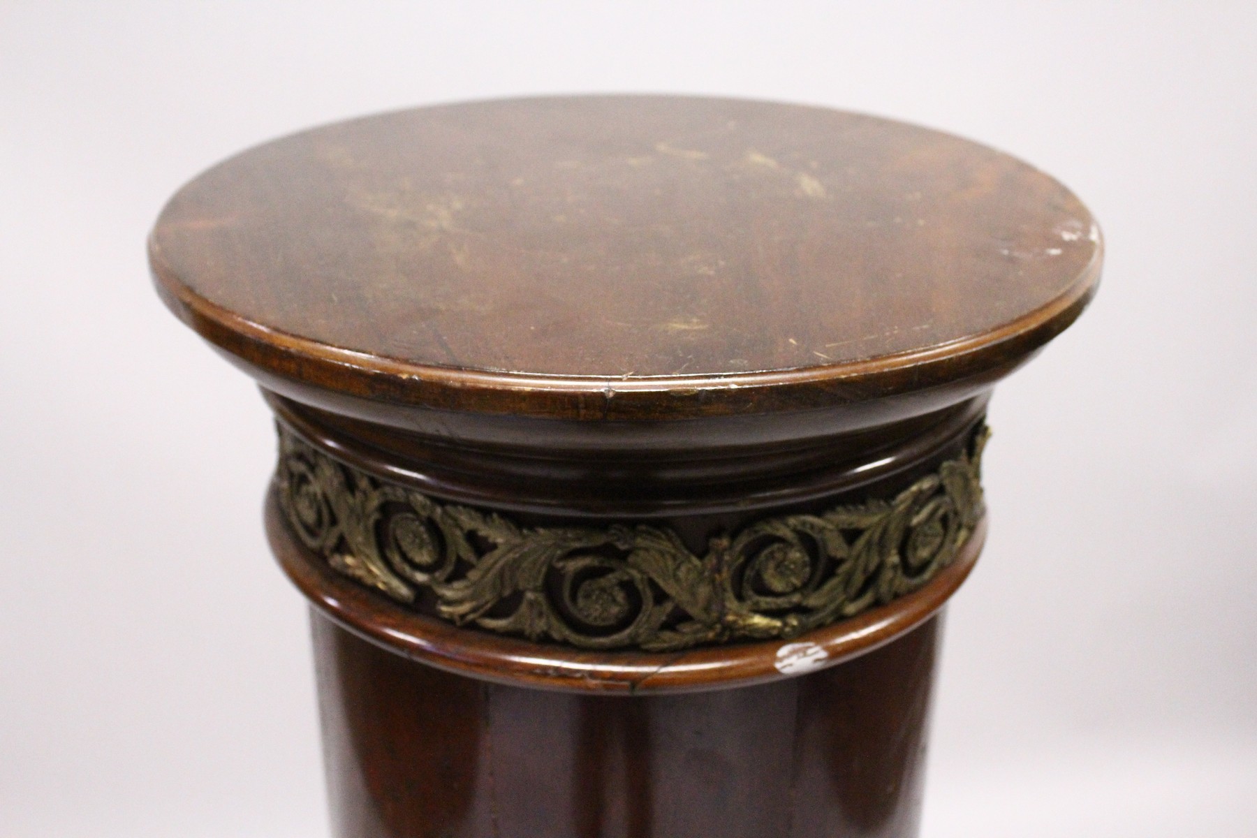 A MAHOGANY AND ORMOLU MOUNTED CIRCULAR COLUMN, EARLY/MID 20TH CENTURY, with a rotating top - Image 3 of 5