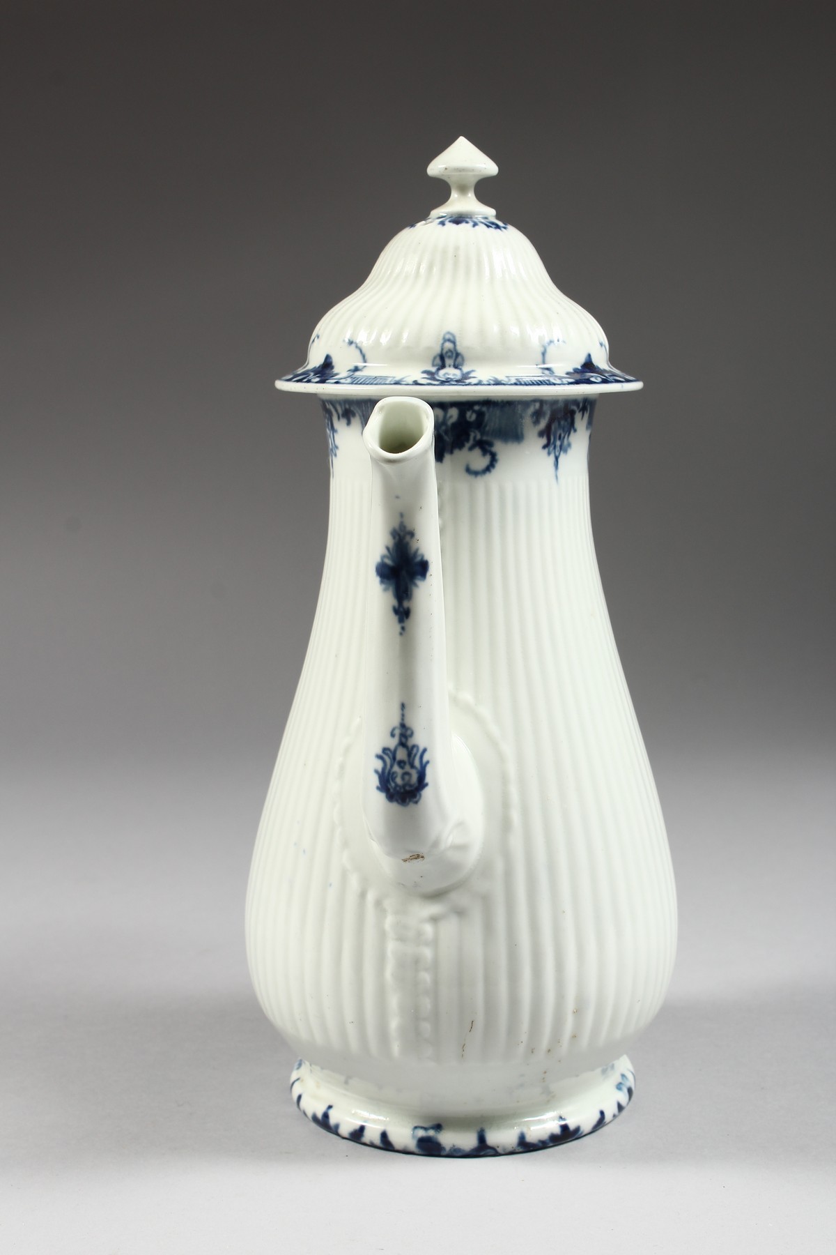 A CAUGHLEY BLUE AND WHITE RIBBED COFFEE POT AND COVER. 9.5ins high. - Image 4 of 8