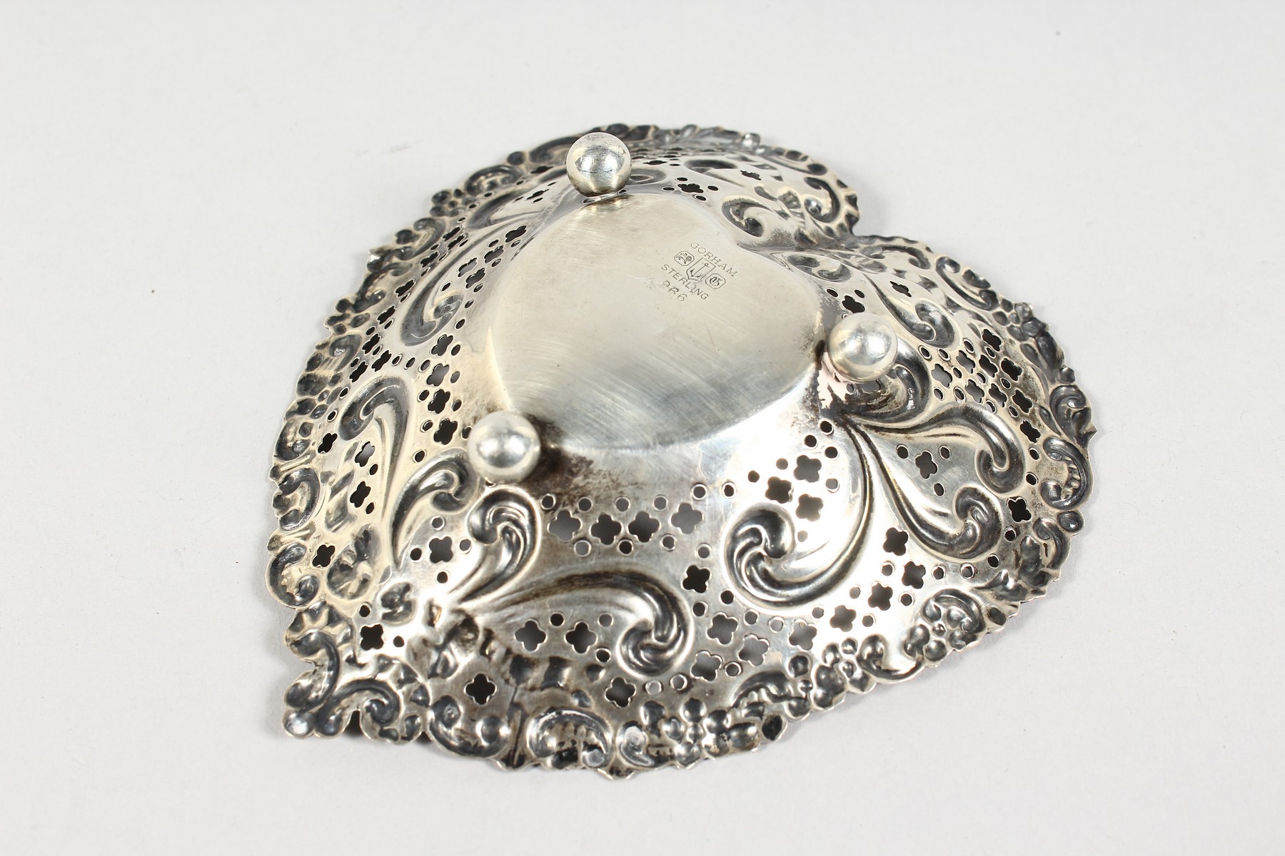 A STERLING SILVER HEART SHAPED PIERCED BONBON DISH. 4.5ins wide. - Image 2 of 3