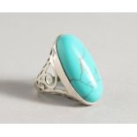 A SILVER AND TURQUOISE RING.