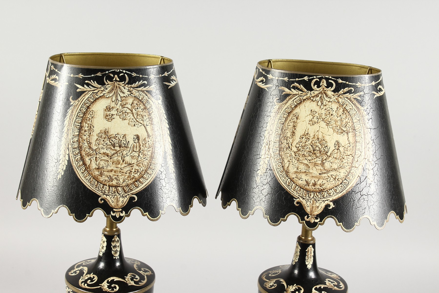 A PAIR OF TOLEWARE STYLE URN SHAPED TABLE LAMPS WITH SHADES. LAMPS 16ins high. - Image 2 of 6