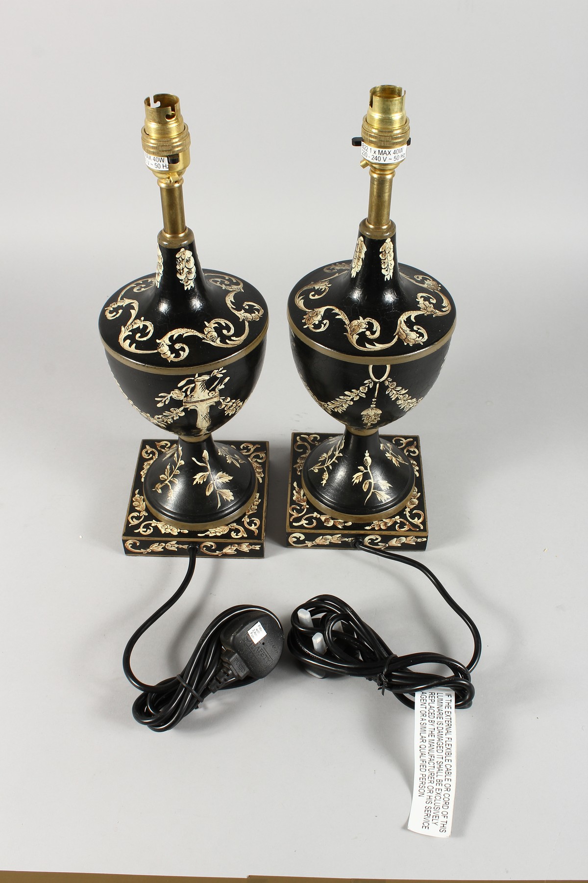 A PAIR OF TOLEWARE STYLE URN SHAPED TABLE LAMPS WITH SHADES. LAMPS 16ins high. - Image 3 of 6