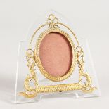 A GOOD SMALL GILT METAL OVAL PHOTOGRAPH FRAME. 3ins x 2.5ins.