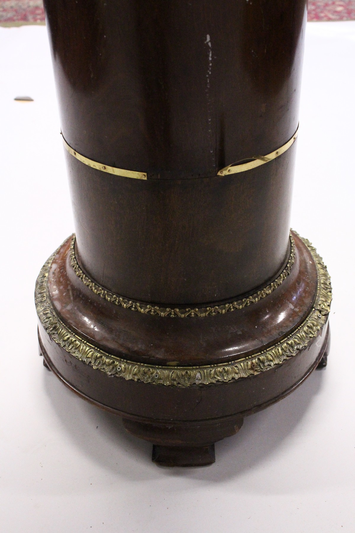 A MAHOGANY AND ORMOLU MOUNTED CIRCULAR COLUMN, EARLY/MID 20TH CENTURY, with a rotating top - Image 4 of 5