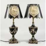 A PAIR OF TOLEWARE STYLE URN SHAPED TABLE LAMPS WITH SHADES. LAMPS 16ins high.