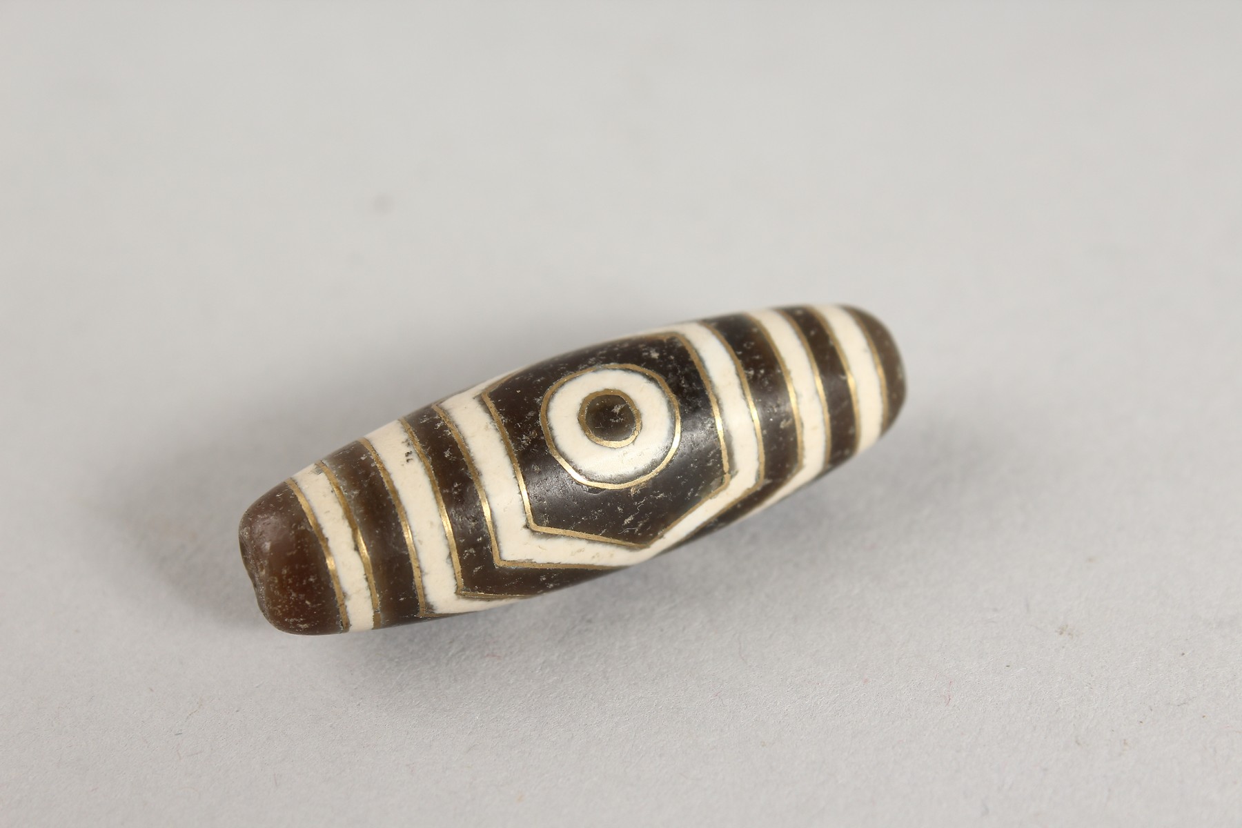 A GOLD INLAID HARD STONE ZHI BEAD. - Image 2 of 2