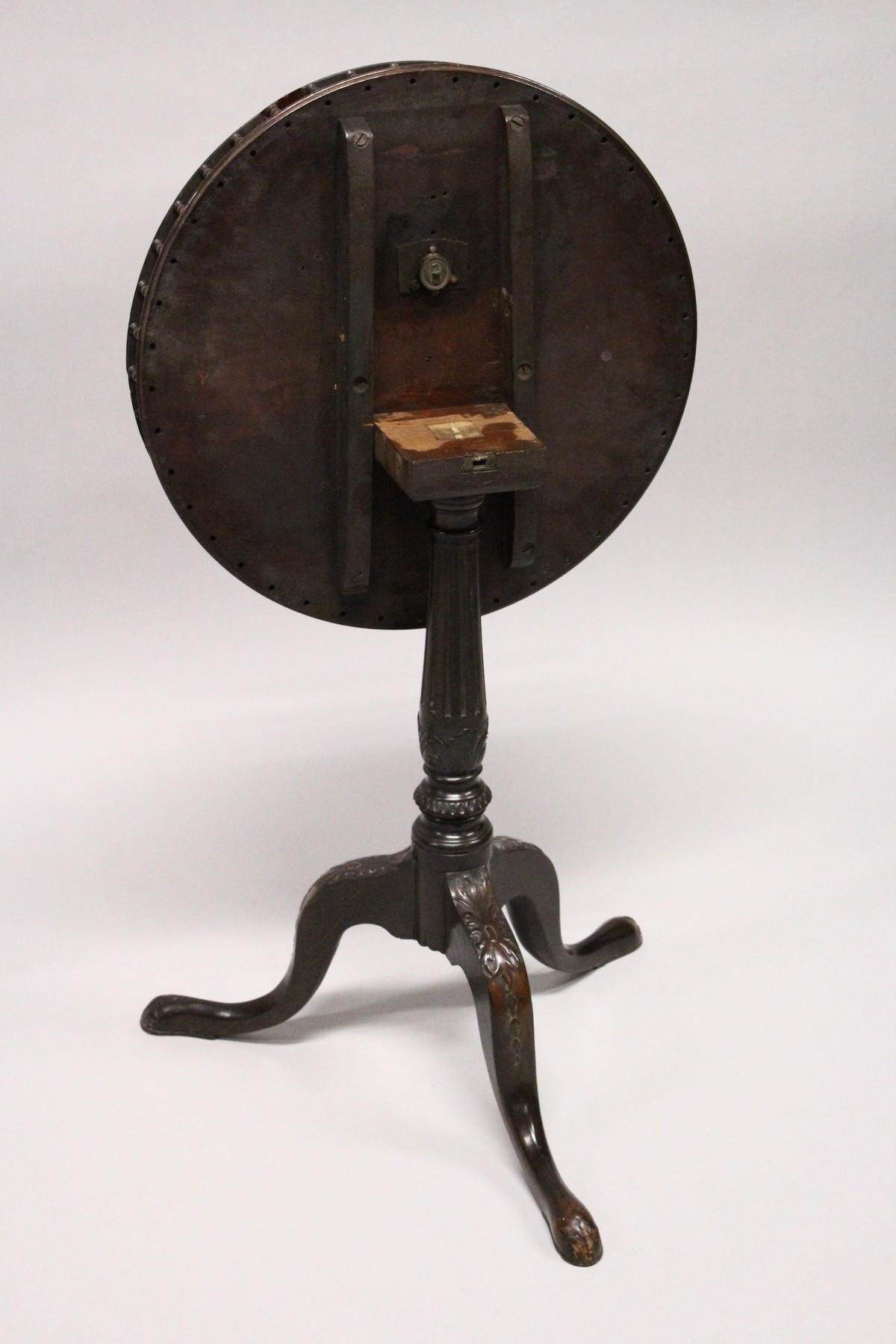 A GOOD GEORGE III CIRCULAR TOP WINE TABLE with pierced gallery, carved column on tripod legs. 2ft - Image 3 of 5