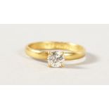 A GOOD 18K GOLD SINGLE STONE DIAMOND RING.