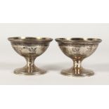 A PAIR OF GEORGE III CIRCULAR PEDESTAL SALTS. London 1792. Maker: I. Y.