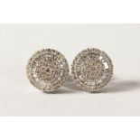 A VERY GOOD PAIR OF 18K WHITE GOLD DIAMOND BAGUETTE ROUND EARRINGS.