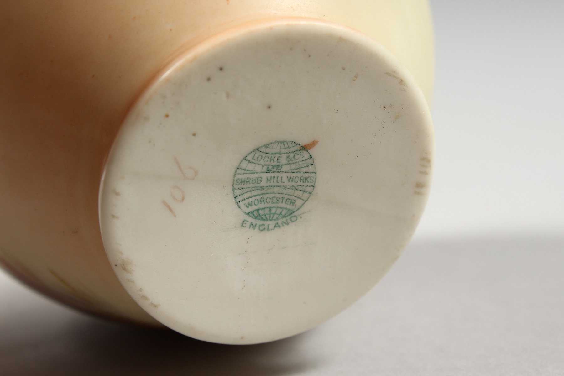 AN EARLY 19TH CENTURY LOCKE AND CO. WORCESTER BLUSH IVORY VASE painted with a mallard duck by Walter - Image 3 of 3