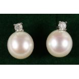 A GOOD PAIR OF 18CT GOLD PEARL STUD EARRINGS.