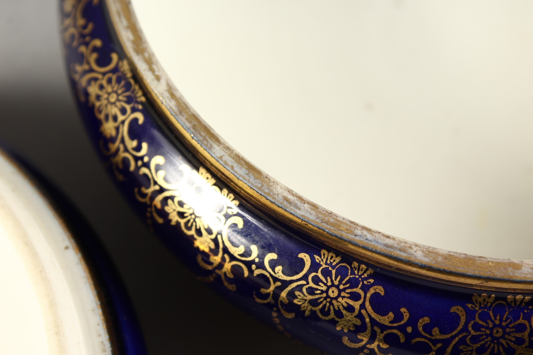 A VICTORIAN BLUE CIRCULAR POWDER BOWL AND COVER, the lid with classical figures. 5ins diameter. - Image 9 of 12