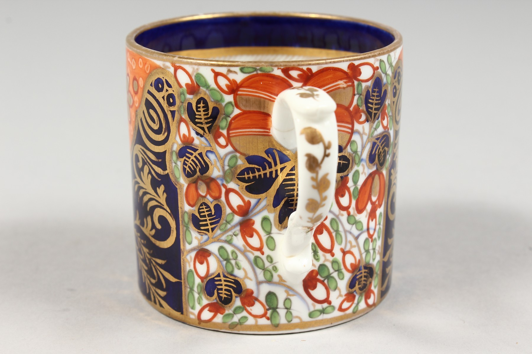 AN EARLY 19TH CENTURY DERBY COFFEE CAN painted with an Imari style pattern, red mark. - Image 4 of 8