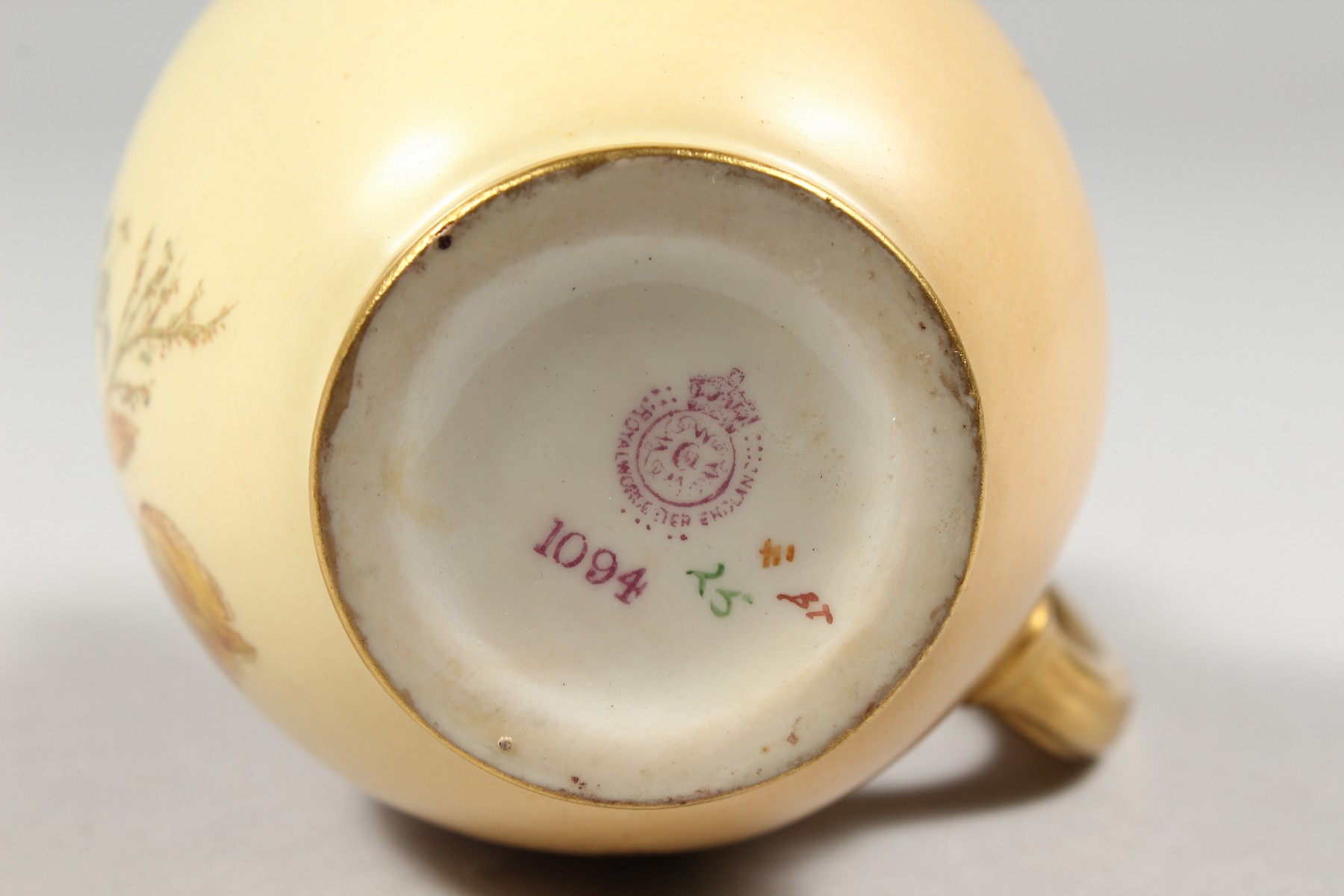 A ROYAL WORCESTER BLUSH IVORY JUG painted with roses, highlighted with gilding, date code for - Image 5 of 5