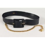 A GOOD CHANEL BLACK LEATHER AND GILT BELT to fit a 71-75cm waist