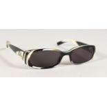 A PAIR OF GUCCI CLASSIC 90'S SUNGLASSES. Serial no. GG2452/s 5my.