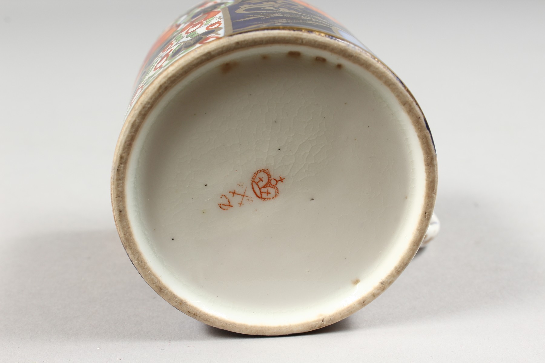 AN EARLY 19TH CENTURY DERBY COFFEE CAN painted with an Imari style pattern, red mark. - Image 6 of 8