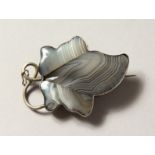 A SILVER AGATE LEAF BROOCH.