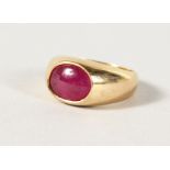 A GOOD 18CT GOLD RUBY RING.