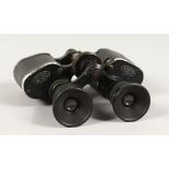 A PAIR OF FRENCH MILITARY BINOCULARS, PRISME MILITAIRE.