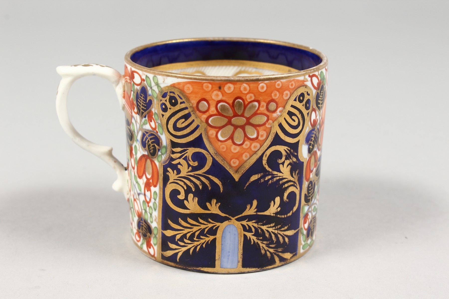 AN EARLY 19TH CENTURY DERBY COFFEE CAN painted with an Imari style pattern, red mark. - Image 3 of 8