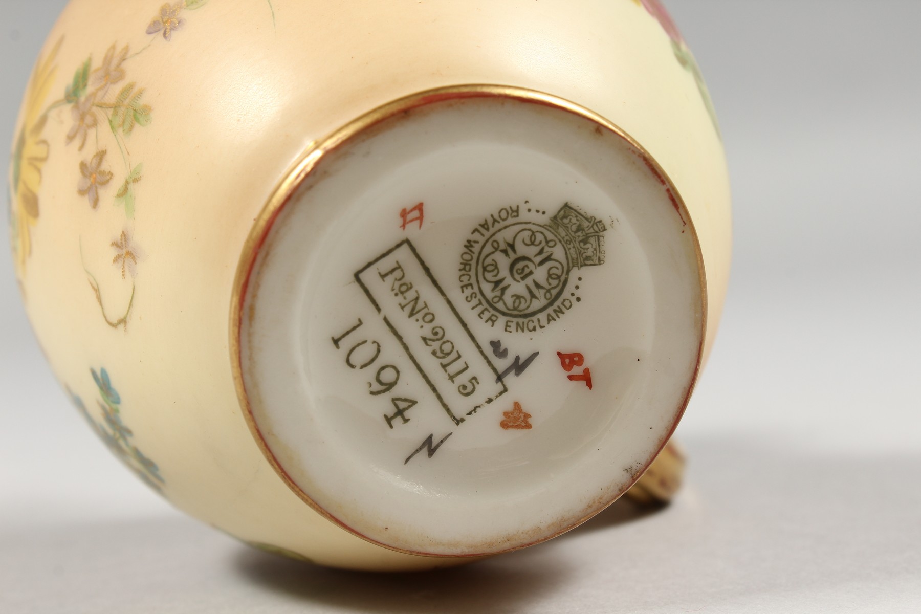 A ROYAL WORCESTER BLUSH IVORY JUG painted with roses highlighted with gilding, date code for 1901, - Image 5 of 5
