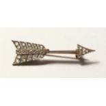 A GOLD AND DIAMOND ARROW BROOCH.