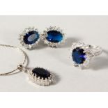 A SILVER FAUX SAPPHIRE RING, PENDANT AND EARRINGS.