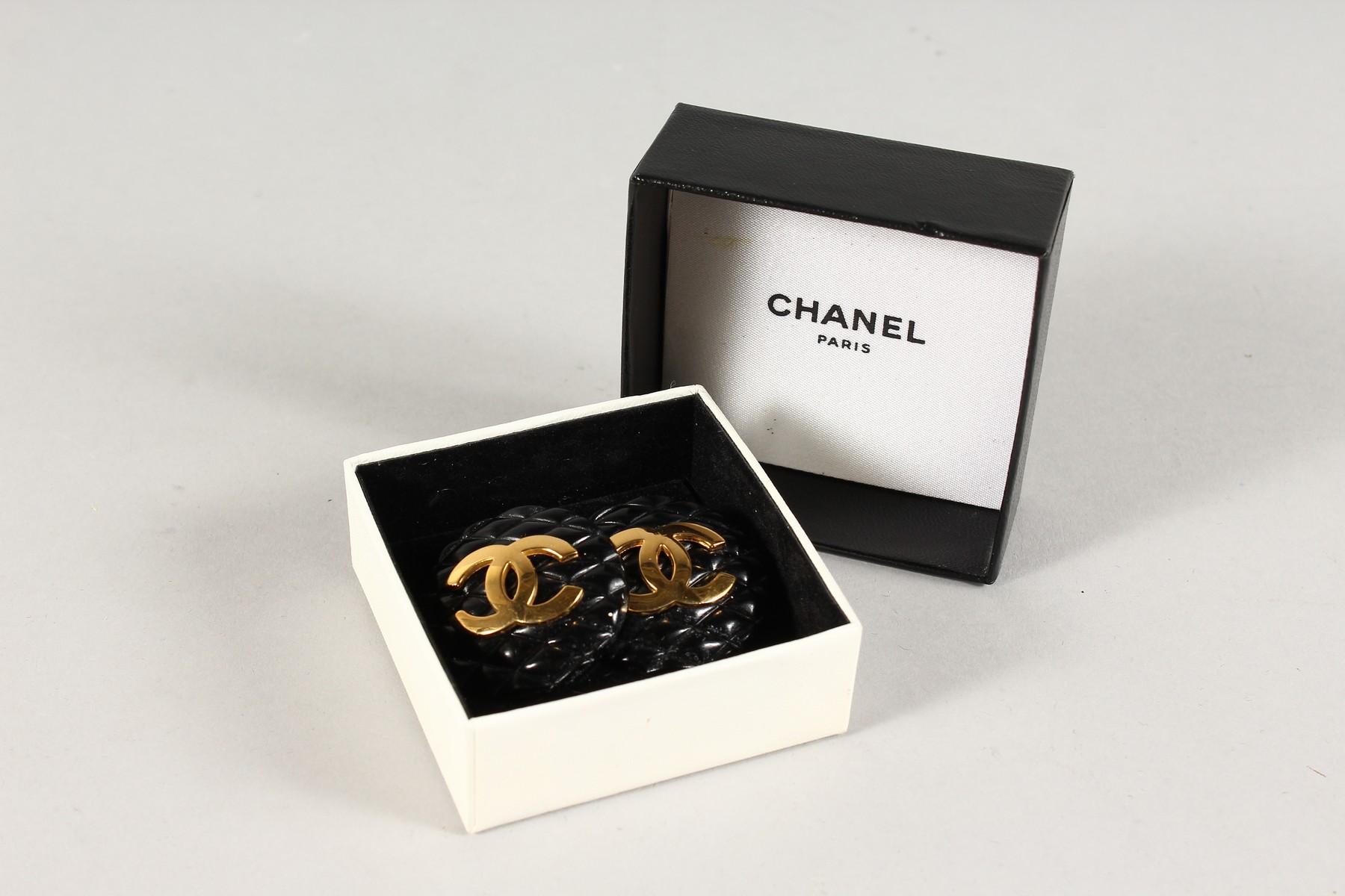 A PAIR OF CHANEL DOUBLE C GILT AND BLACK EARRINGS, in a Chanel box. - Bild 4 aus 4