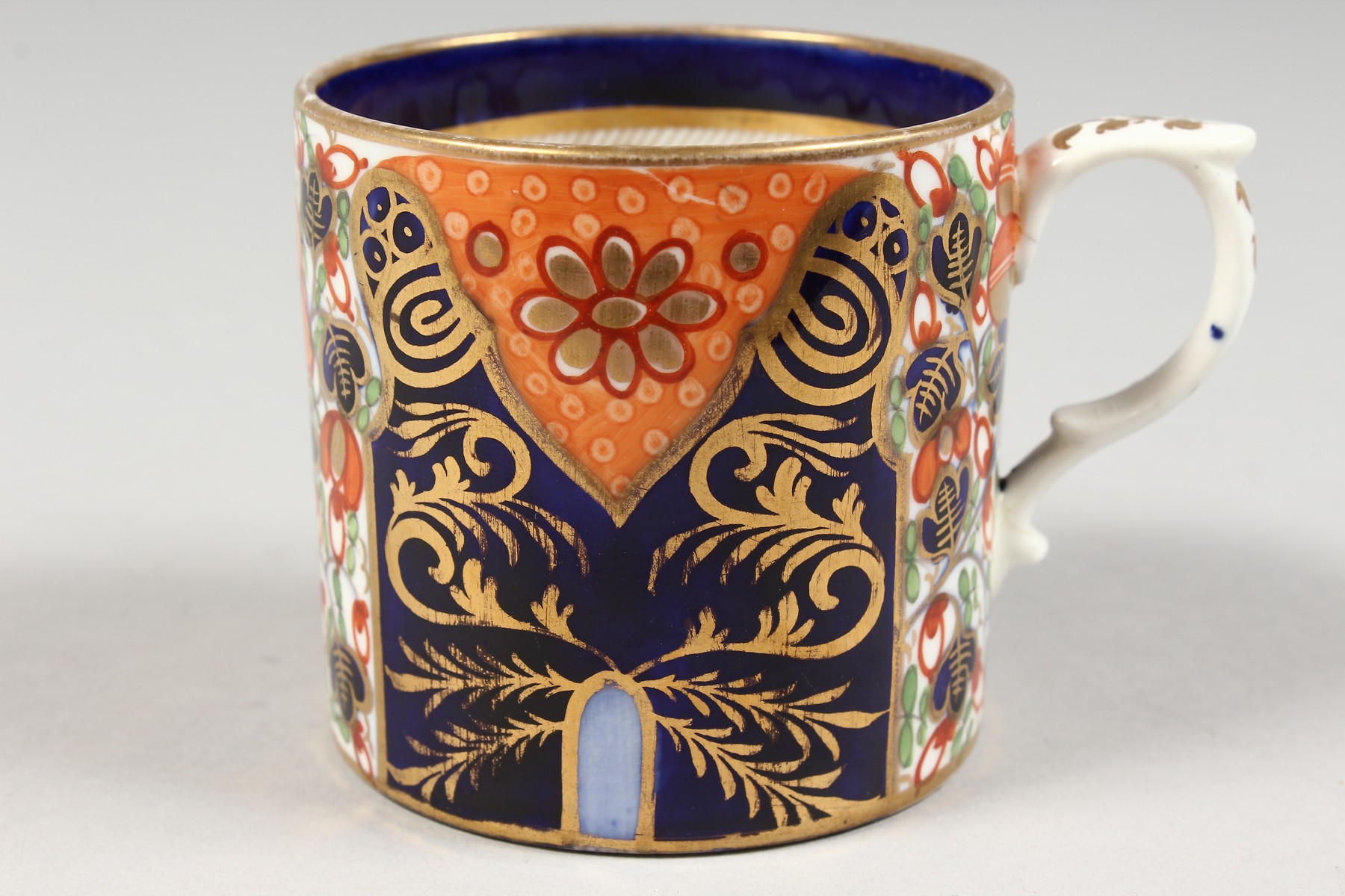 AN EARLY 19TH CENTURY DERBY COFFEE CAN painted with an Imari style pattern, red mark. - Image 5 of 8