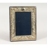 A GILDED UPRIGHT PHOTOGRAPH FRAME. 6.5ins x 5ins.