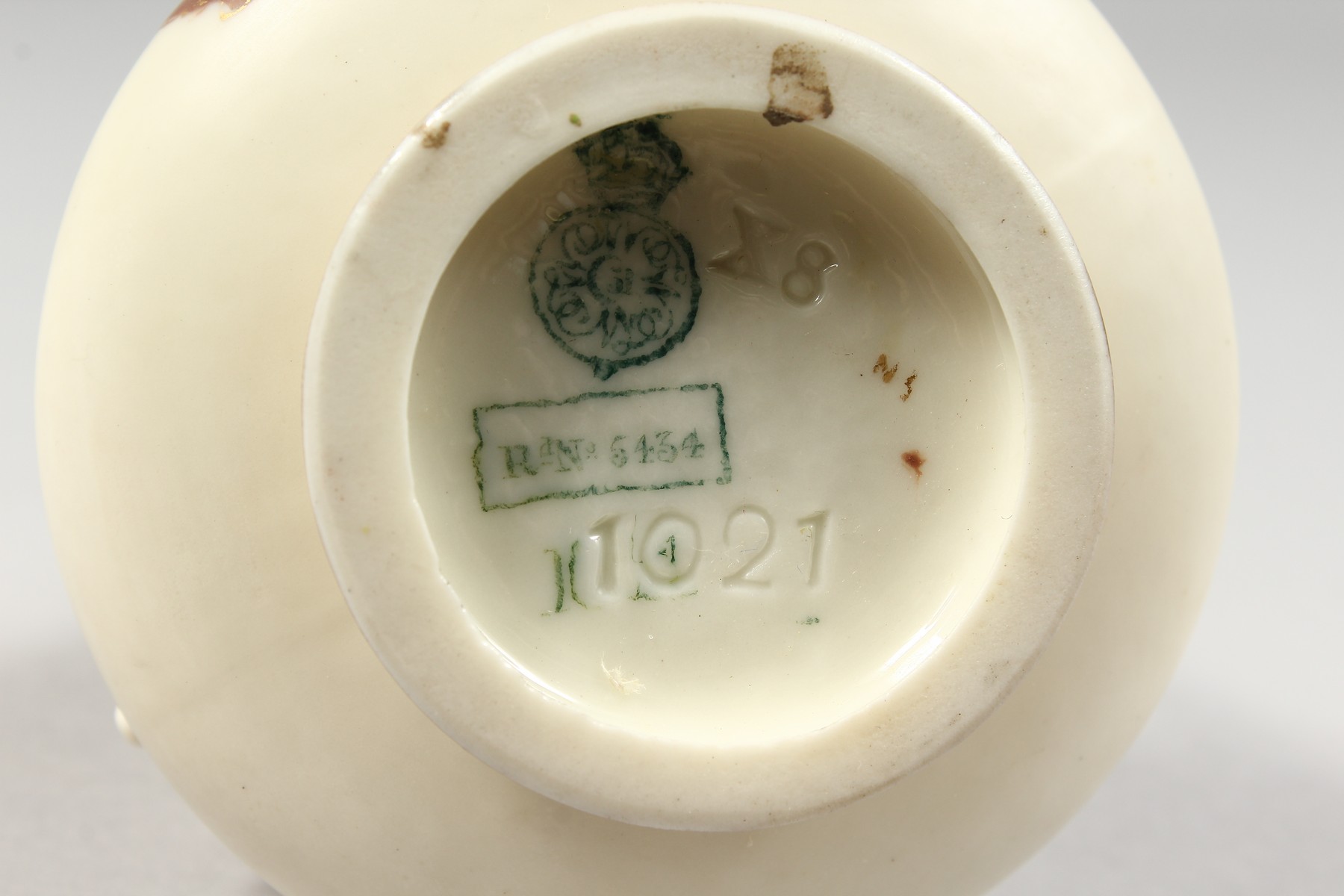 A ROYAL WORCESTER IVORY TWO HANDLED VASE painted with roses highlighted with gilding, date blue mark - Image 7 of 7