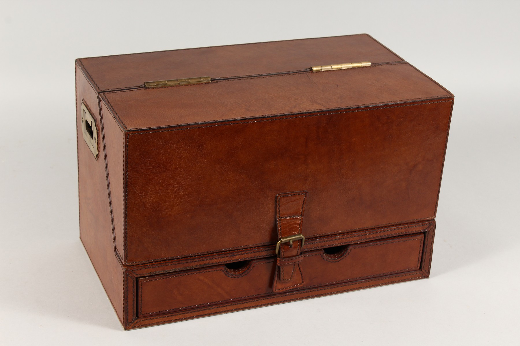 A GOOD LEATHER STATIONERY BOX opening to reveal a folding fitted interior. 18ins long x 10ins high. - Bild 2 aus 2