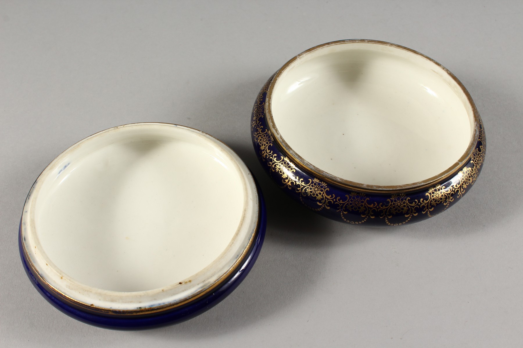 A VICTORIAN BLUE CIRCULAR POWDER BOWL AND COVER, the lid with classical figures. 5ins diameter. - Image 8 of 12