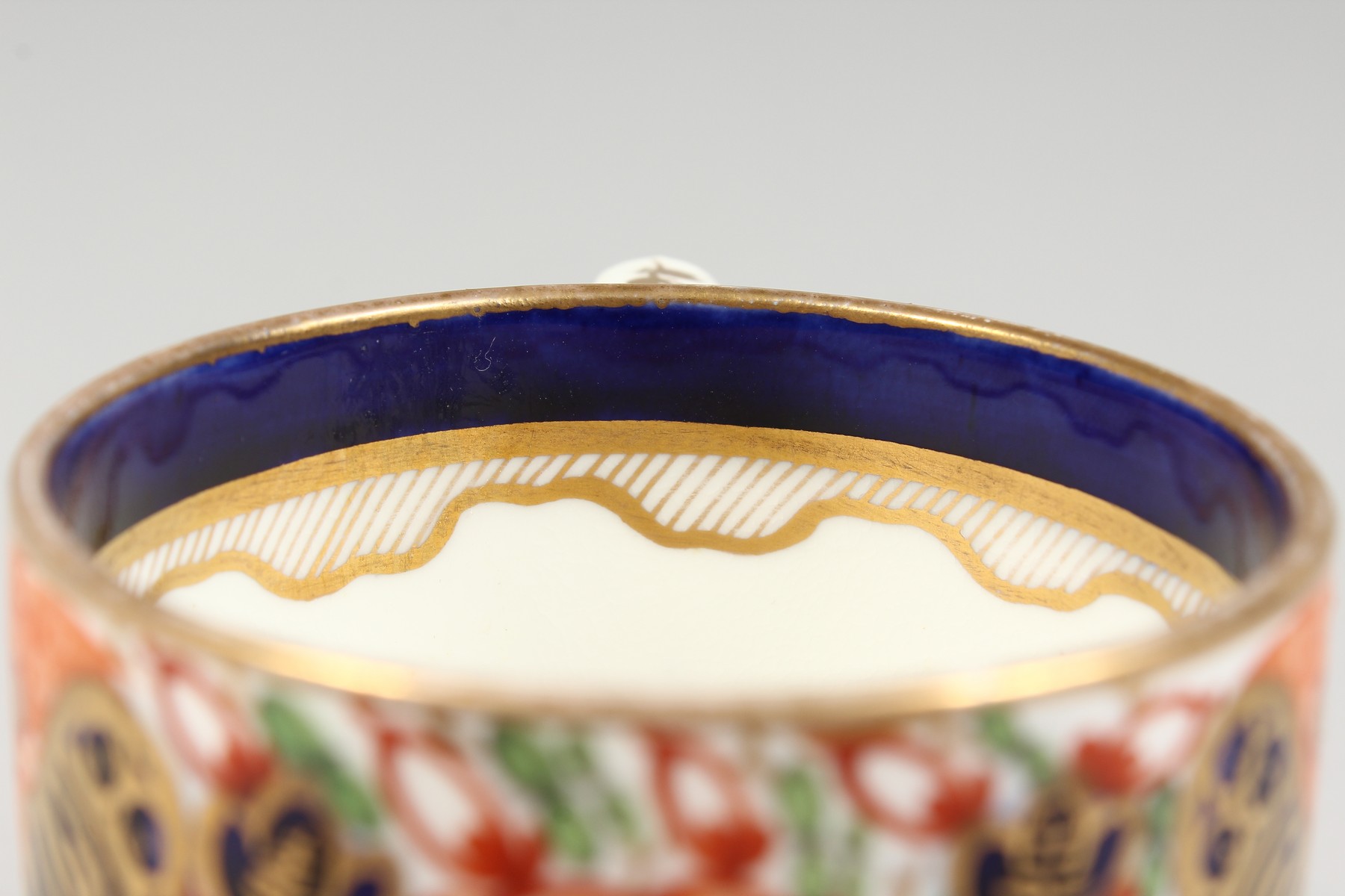 AN EARLY 19TH CENTURY DERBY COFFEE CAN painted with an Imari style pattern, red mark. - Image 2 of 8