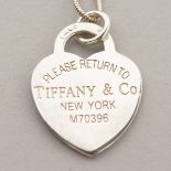 A TIFFANY & CO STERLING SILVER HEART NECKLACE, in a Tiffany box.
